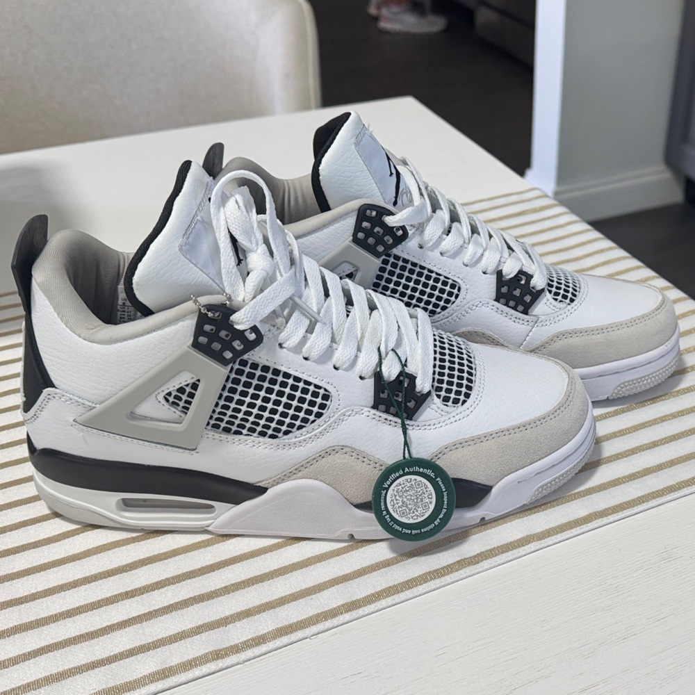Air Jordan 4 retro White/Black-neutral  (Military black) Sneakers. NIB/NWT